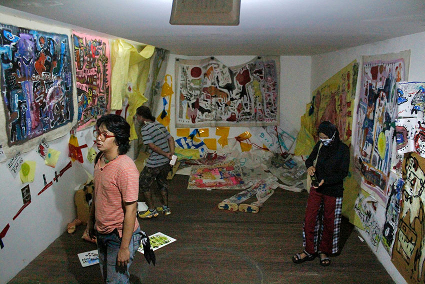 Pengunjung melihat karya seni yang dipamerkan di Galerikertas Studiohanafi, Depok, Jawa Barat, Sabtu, (10/5). [astakom/Muhammad Syauqi Amrullah]