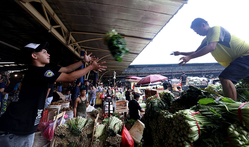 Warga berbelanja kebutuhan pokok di Pasar Induk Kramat Jati, Jakarta Timur, Rabu (7/5). [astakom/M. Syauqi Amrullah]