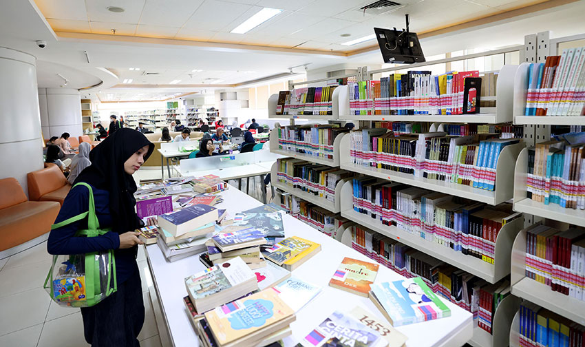 Pengunjung membaca buku koleksi Perpustakaan Nasional RI (Perpusnas), Jakarta, Senin (19/5). [astakom/Andi M Ilham]
