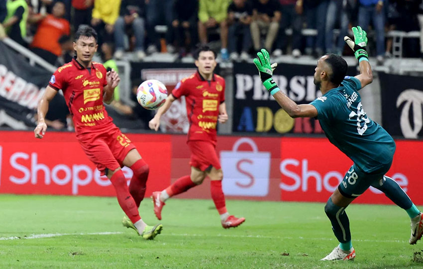 Pertandingan antara Persija Jakarta dan tim tamu Malut United di Jakarta International Stadium, Jakarta, Jumat (23/5). [astakom/Muhammad Syauqi Amrullah]