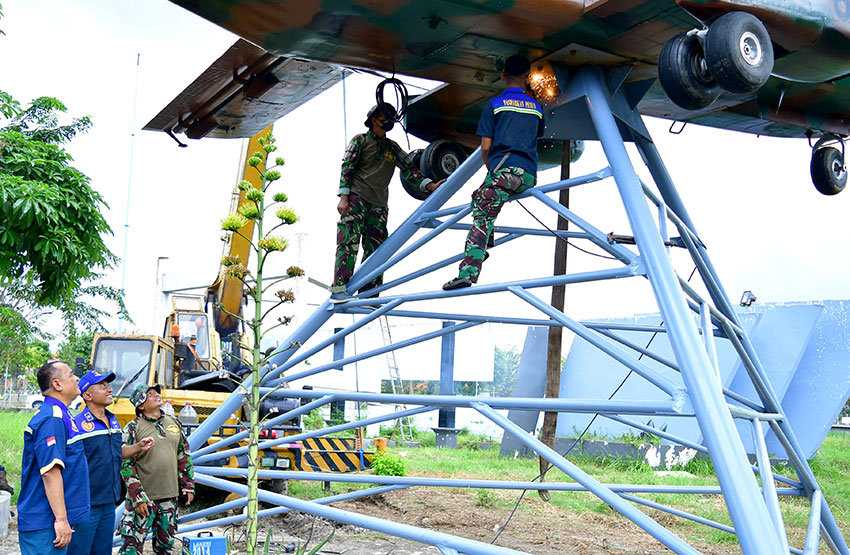 Pemasangan Pesawat Udara (Pesud) Nomad dengan nomor lambung P-823 buatan Australia ini bertempat di Bundaran Flyover Djuanda, Aloha, Sidoarjo, Senin (26/5). [astakom/Pen Puspenerbal]