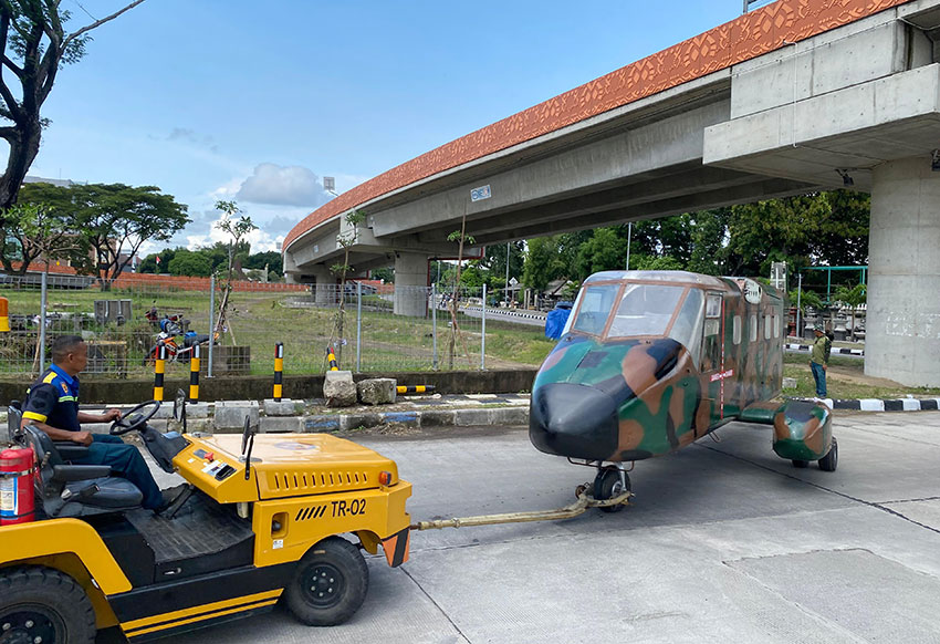 Pemasangan Pesawat Udara (Pesud) Nomad dengan nomor lambung P-823 buatan Australia ini bertempat di Bundaran Flyover Djuanda, Aloha, Sidoarjo, Senin (26/5). [astakom/Pen Puspenerbal]
