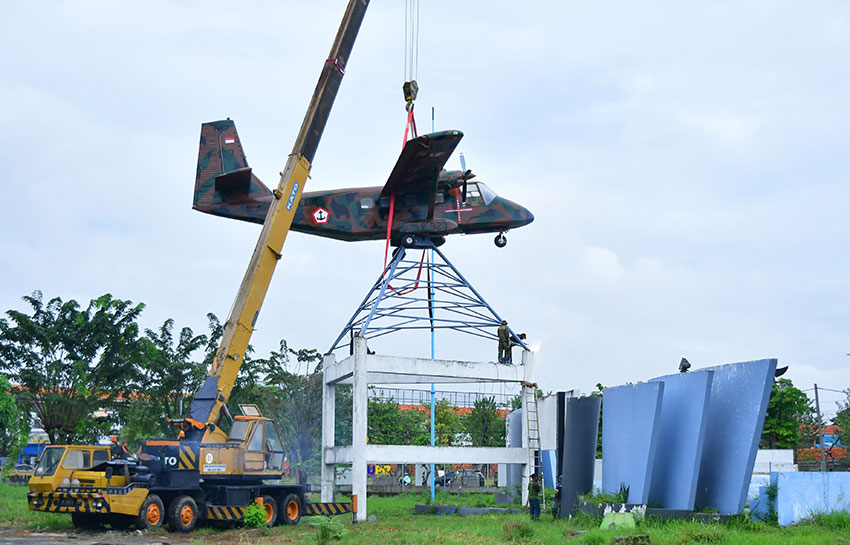 Pemasangan Pesawat Udara (Pesud) Nomad dengan nomor lambung P-823 buatan Australia ini bertempat di Bundaran Flyover Djuanda, Aloha, Sidoarjo, Senin (26/5). [astakom/Pen Puspenerbal]
