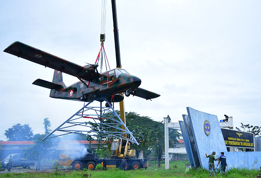 Pemasangan Pesawat Udara (Pesud) Nomad dengan nomor lambung P-823 buatan Australia ini bertempat di Bundaran Flyover Djuanda, Aloha, Sidoarjo, Senin (26/5). [astakom/Pen Puspenerbal]