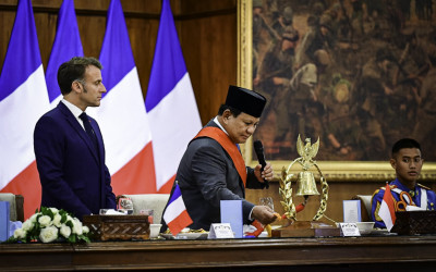 Suasana Hangat dan Bersahaja Warnai Makan Siang Prabowo-Macron Bersama Para Taruna