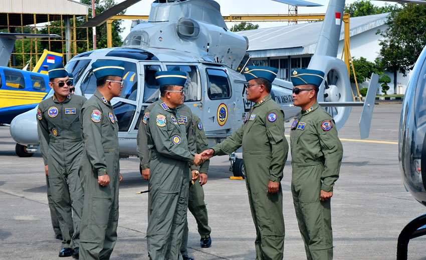 Danpuspenerbal Laksamana Muda TNI Siayani Jaffar melaksanakan tradisi Admiral Inspection di kawasan Pangkalan Udara TNl AL, Juanda, Sidoarjo, Jawa Timur, Rabu (7/5). [astakom/Pen Puspenerbal]