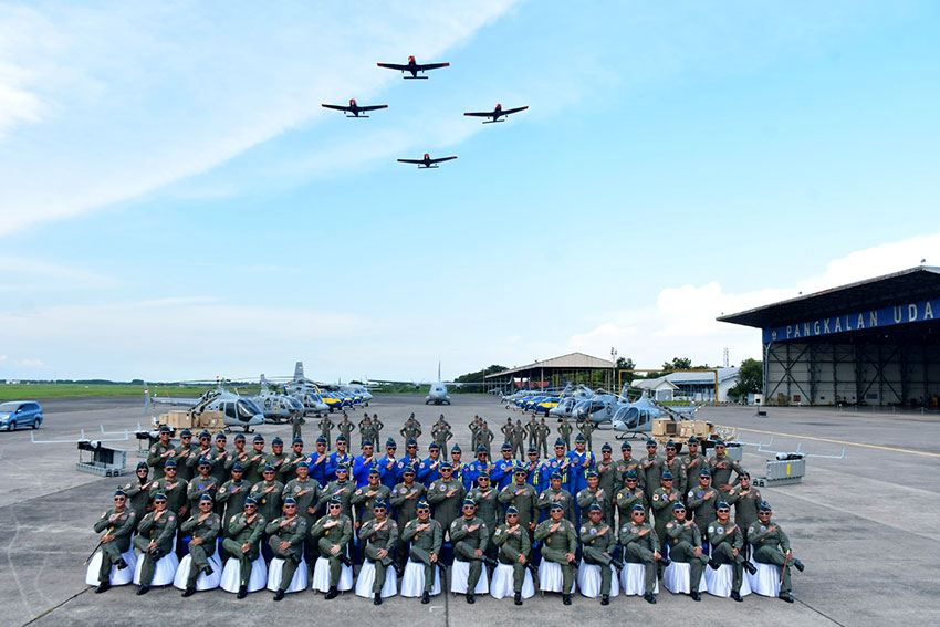 Danpuspenerbal Laksamana Muda TNI Siayani Jaffar melaksanakan tradisi Admiral Inspection di kawasan Pangkalan Udara TNl AL, Juanda, Sidoarjo, Jawa Timur, Rabu (7/5). [astakom/Pen Puspenerbal]