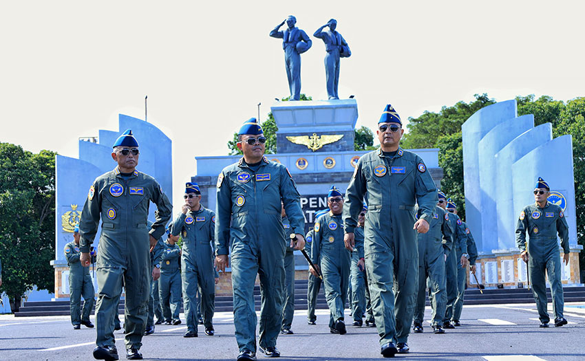 Danpuspenerbal Laksamana Muda TNI Siayani Jaffar melaksanakan tradisi Admiral Inspection di kawasan Pangkalan Udara TNl AL, Juanda, Sidoarjo, Jawa Timur, Rabu (7/5). [astakom/Pen Puspenerbal]