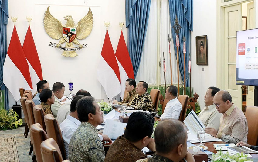 Presiden Prabowo Subianto menggelar ratas di Istana Merdeka, Jakarta, Jumat (23/5). [Tim Media Presiden]