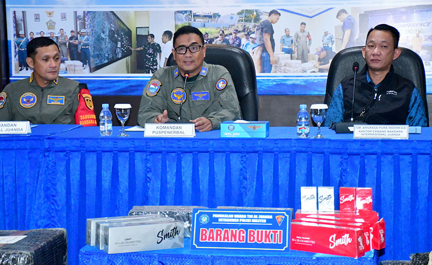 Danpuspenerbal Laksma TNl Bayu Alisyahbana memberikan keterangan pers rokok tanpa cukai, di Bandara Internasional Juanda, Sidoarjo, Kamis (15/5). [astakom/Pen Puspenerbal]