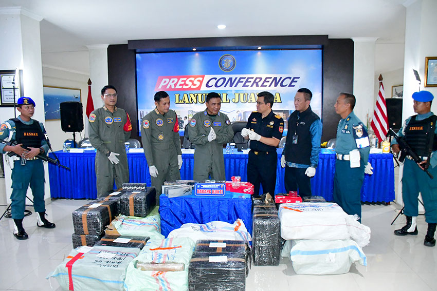 Danpuspenerbal Laksma TNl Bayu Alisyahbana memberikan keterangan pers rokok tanpa cukai, di Bandara Internasional Juanda, Sidoarjo, Kamis (15/5). [astakom/Pen Puspenerbal]