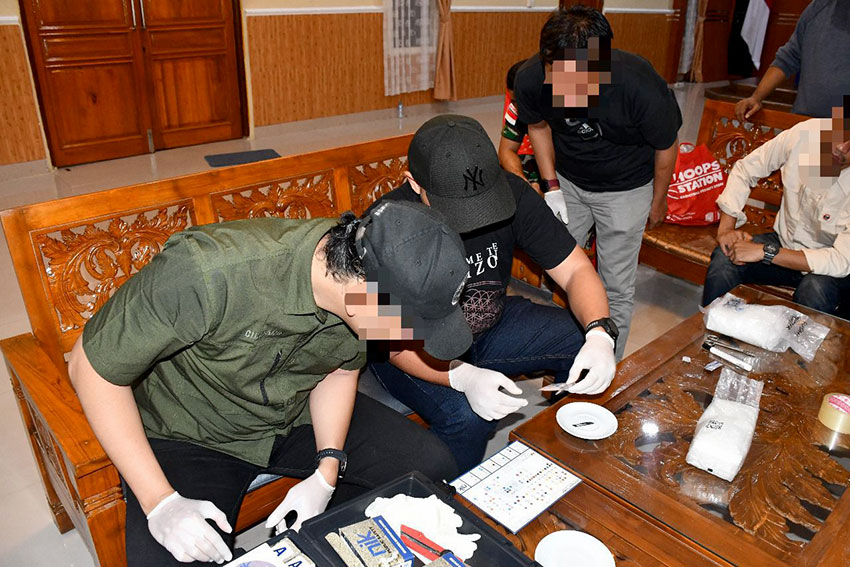 TNI AL Tanjung Balai Karimun berhasil menggagalkan penyelundupan narkoba jenis sabu dan kokain di perairan Selat Durian, Kepulauan Riau, Selasa (13/5). [astakom/Pen AL]