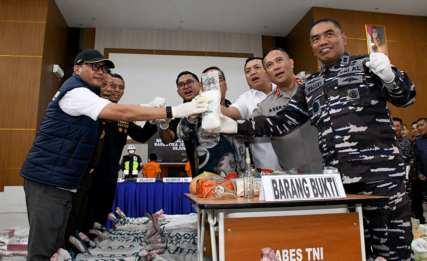 TNI AL Tanjung Balai Karimun berhasil menggagalkan penyelundupan narkoba jenis sabu dan kokain di perairan Selat Durian, Kepulauan Riau, Selasa (13/5). [astakom/Pen AL]