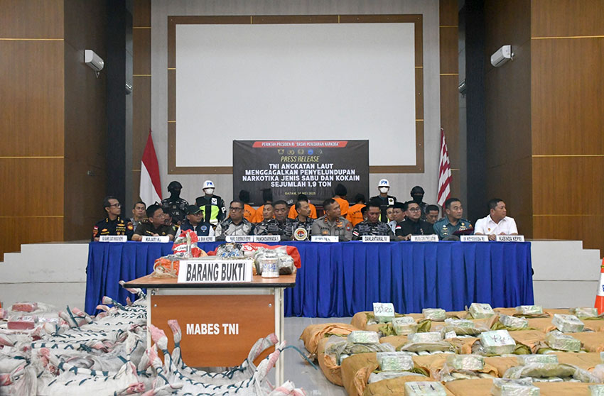 TNI AL Tanjung Balai Karimun berhasil menggagalkan penyelundupan narkoba jenis sabu dan kokain di perairan Selat Durian, Kepulauan Riau, Selasa (13/5). [astakom/Pen AL]