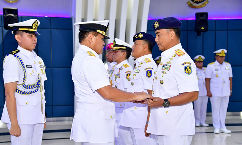 Serah terima jabatan Laksamana Muda TNl Sisyani Jaffar kepada Laksamana Pertama TNl Bayu Alisyahbana, di Wisma Elang Laut, Menteng, Jakarta (9/5). [astakom/Pen Puspenerbal]