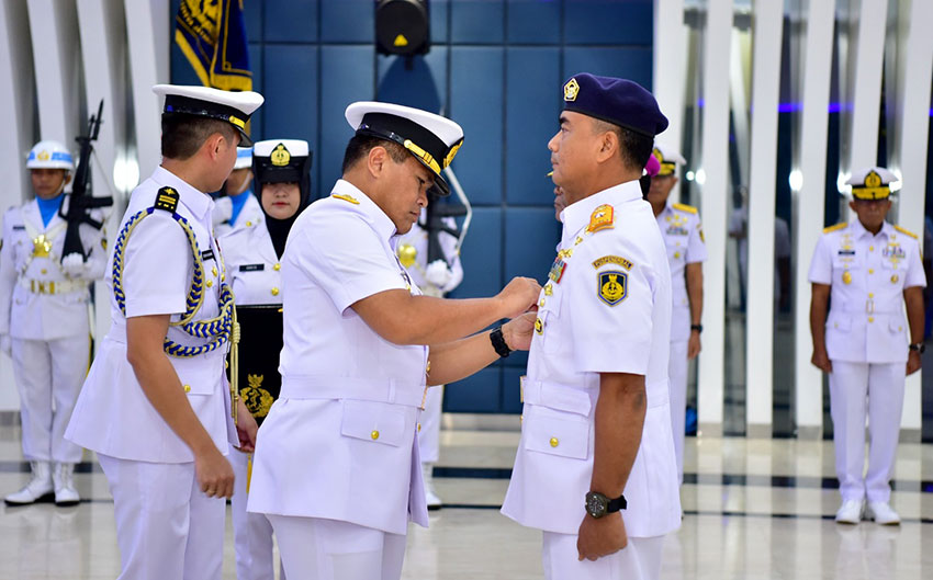 Serah terima jabatan Laksamana Muda TNl Sisyani Jaffar kepada Laksamana Pertama TNl Bayu Alisyahbana, di Wisma Elang Laut, Menteng, Jakarta (9/5). [astakom/Pen Puspenerbal]