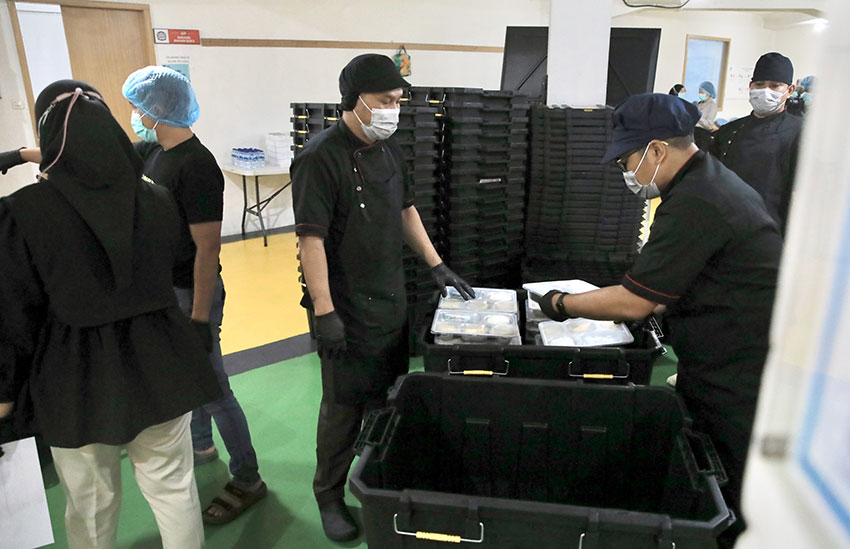 Warga binaan Lapas Kelas 1 Sukamiskin menyiapkan makanan program MBG, di Lapas Sukamiskin, Bandung, Jawa Barat, Kamis (15/5). [astakom/M Maulana Nugraha Putra]