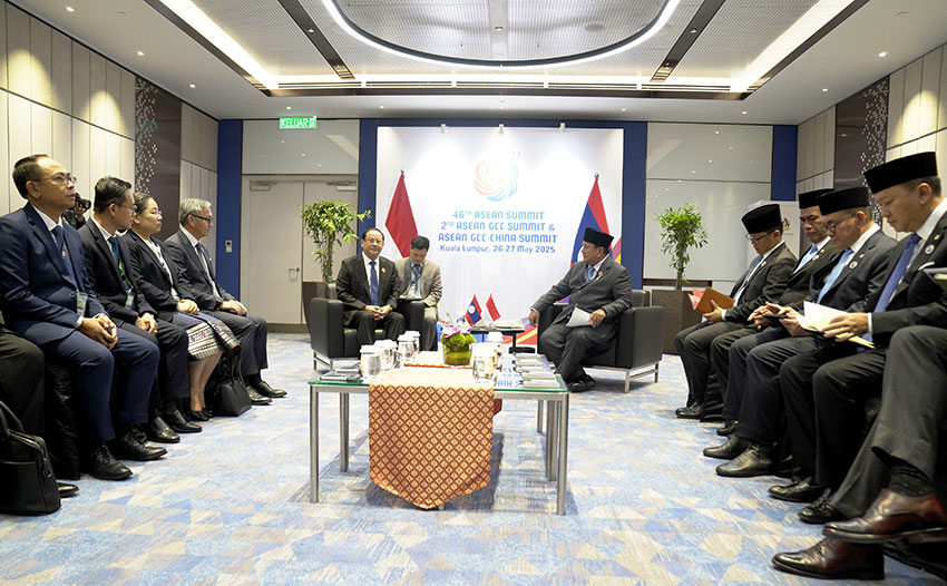 Presiden Prabowo Subianto melakukan pertemuan bilateral dengan PM Laos Sonexay Siphandone di Kuala Lumpur, Malaysia, Senin (26/5). [Tim Media Presiden/Bryan]
