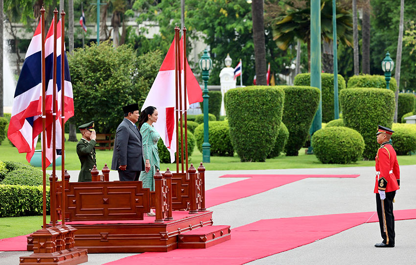 Presiden Prabowo Subianto bertemu dengan PM Thailand Paetongtarn Shinawatra di Government House, Bangkok, Thailand, Senin (19/5). [Tim Media Presiden]