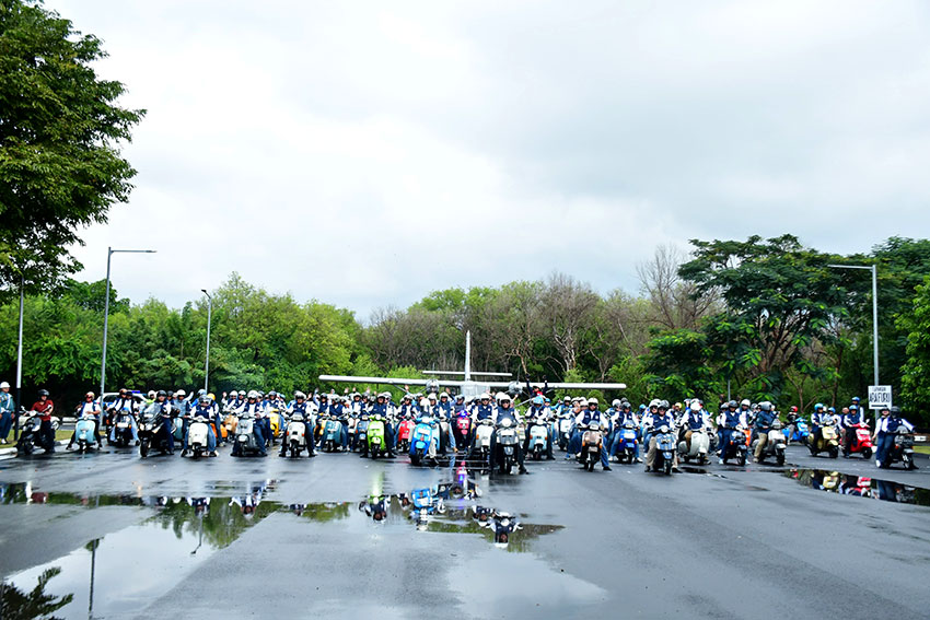 KSAL Laksamana TNl Muhammad Ali scooteran bersama Danpuspenerbal Laksma TNl Bayu Alisyahbana, di Dermaga Koarmada ll, Surabaya, Jawa Timur, Minggu (25/5). [astakom/Pen Puspenerbal]