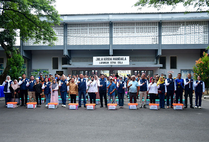 KSAL Laksamana TNl Muhammad Ali scooteran bersama Danpuspenerbal Laksma TNl Bayu Alisyahbana, di Dermaga Koarmada ll, Surabaya, Jawa Timur, Minggu (25/5). [astakom/Pen Puspenerbal]