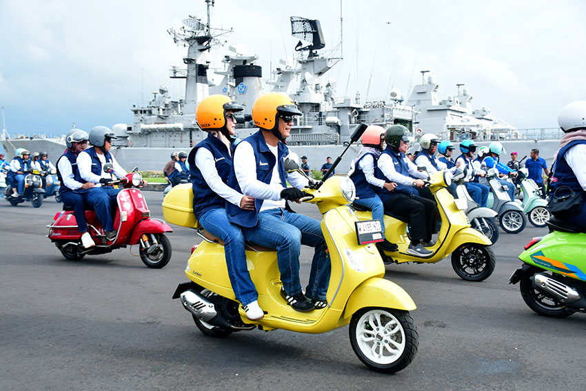 KSAL Laksamana TNl Muhammad Ali scooteran bersama Danpuspenerbal Laksma TNl Bayu Alisyahbana, di Dermaga Koarmada ll, Surabaya, Jawa Timur, Minggu (25/5). [astakom/Pen Puspenerbal]