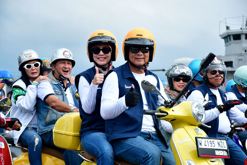 KSAL Laksamana TNl Muhammad Ali scooteran bersama Danpuspenerbal Laksma TNl Bayu Alisyahbana, di Dermaga Koarmada ll, Surabaya, Jawa Timur, Minggu (25/5). [astakom/Pen Puspenerbal]