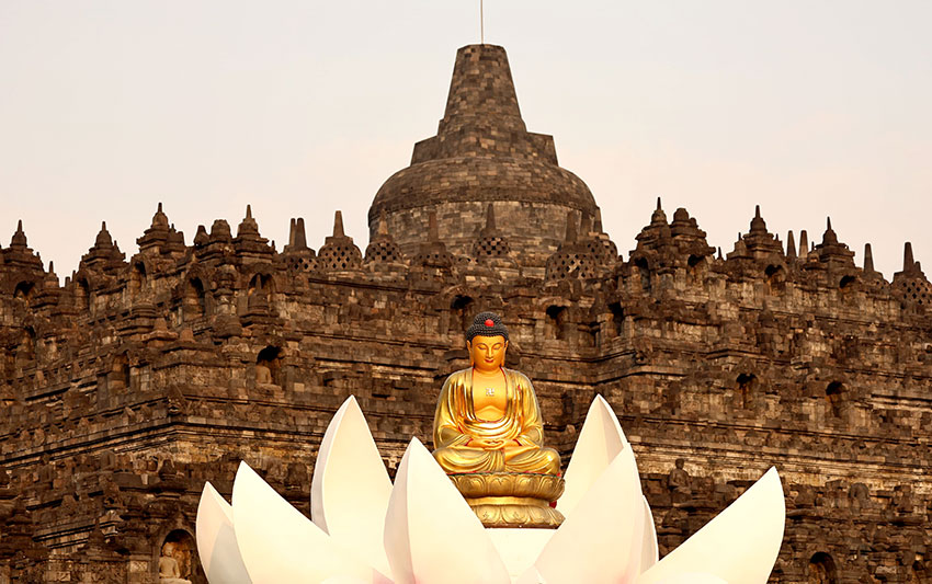 Puncak perayaan Tri Suci Waisak akan digelar di kawasan Candi Borobudur, Magelang, Jawa Tengah, Senin (12/5). [astakom/Muhammad Syauqi Amrullah]