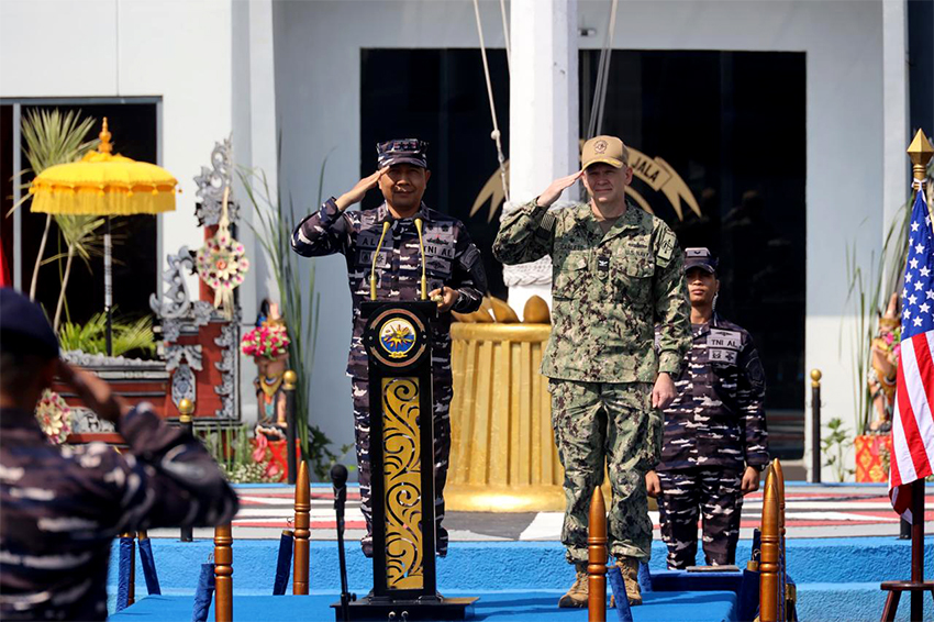 TNI AL latihan bersama USN dan USMC, di Dermaga Madura Koarmada II, Ujung Surabaya. Selasa (24/6). [astakom/Puspen TNI]