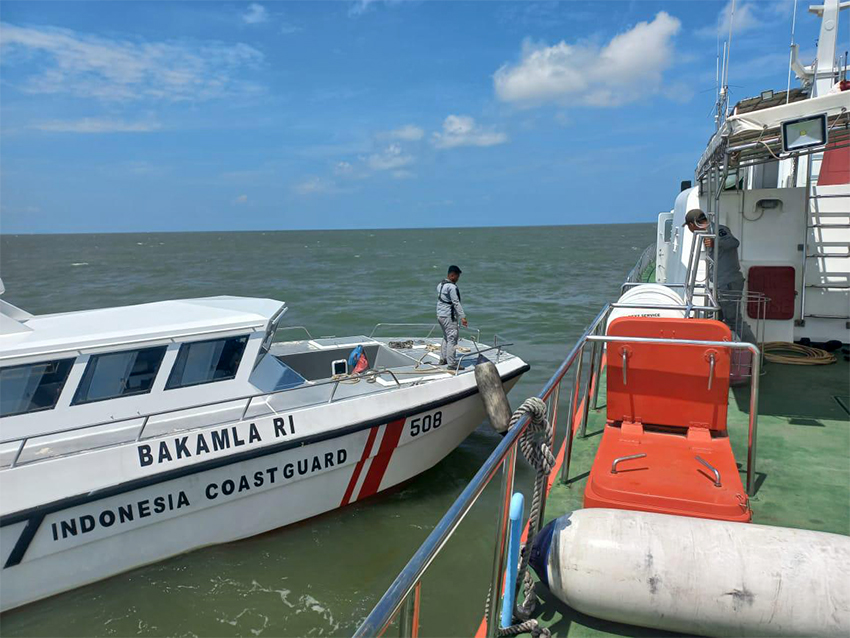 Bakamla RI melakukan pencarian 2 orang korban kapal terbalik, di Perairan Selat Nenek, Batam,