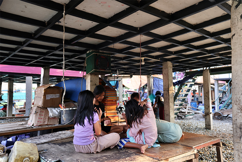 Rumah apung dan rumah panggung yang hidup berdampingan dengan alam pesisir Muara Angke, Jakarta Utara, Kamis (26/7). [astakom/Andi M Ilham]
