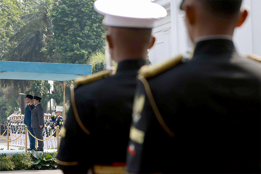 Presiden Prabowo menyambut kunjungan kenegaraan PM Malaysia Anwar Ibrahim, di Istana Merdeka, Jakarta, Kamis (27/6). [Tim Media Presiden]