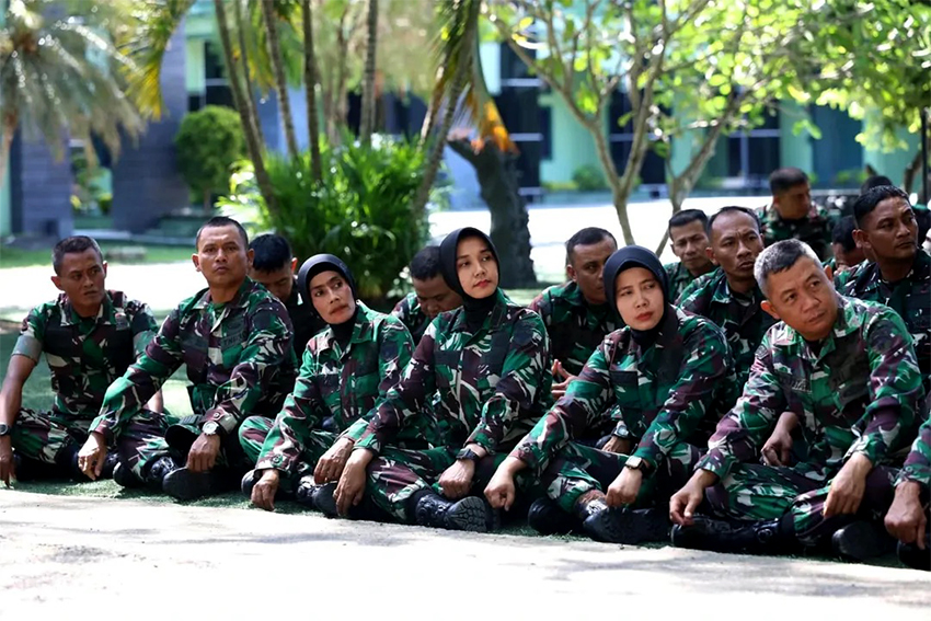 Menhan Sjafrie Sjamsoeddin meninjau pelaksanaan Diksarmil di Rindam Iskandar Muda, Aceh Besar, Selasa (24/6). [astakom/Kemhan]