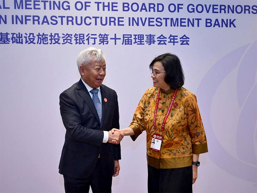 Menkeu Sri Mulyani Indrawati melakukan pertemuan dengan Presiden AIIB Jin Liqun di Beijing, Rabu (25/6). [astakom/Kemenkeu]
