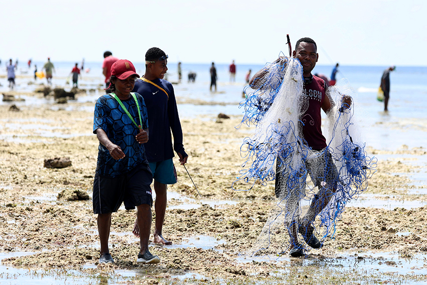 Tradisi tangkap ikan oleh masyarakat Suku Biak, di Papua, Selasa (10/7). [astakom/M Maulana Nugraha Putra]