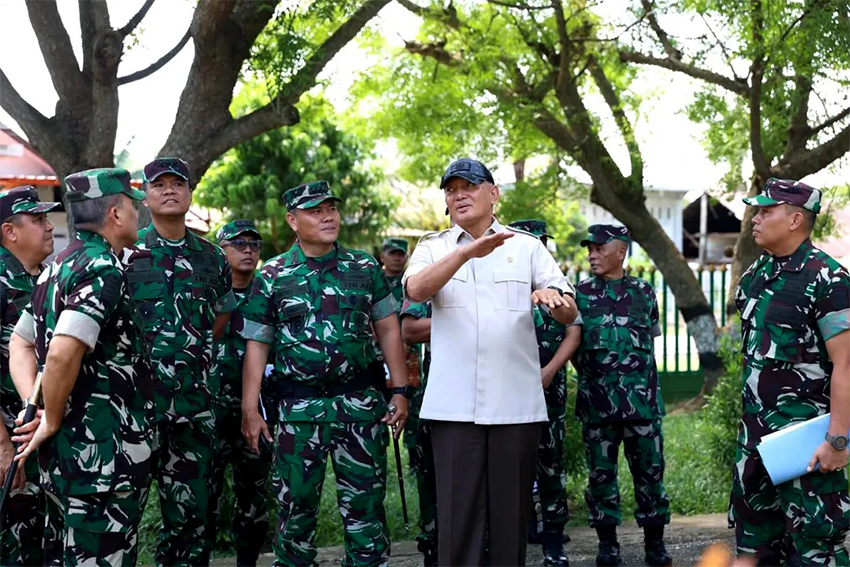 Menhan Sjafrie Sjamsoeddin meninjau pelaksanaan Diksarmil di Rindam Iskandar Muda, Aceh Besar, Selasa (24/6). [astakom/Kemhan]