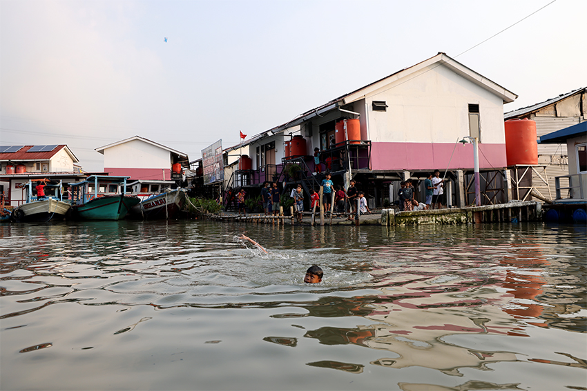 Rumah apung dan rumah panggung yang hidup berdampingan dengan alam pesisir Muara Angke, Jakarta Utara, Kamis (26/7). [astakom/Andi M Ilham]