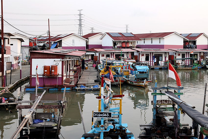 Rumah apung dan rumah panggung yang hidup berdampingan dengan alam pesisir Muara Angke, Jakarta Utara, Kamis (26/7). [astakom/Andi M Ilham]