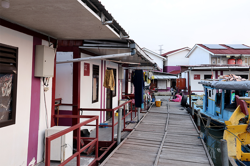 Rumah apung dan rumah panggung yang hidup berdampingan dengan alam pesisir Muara Angke, Jakarta Utara, Kamis (26/7). [astakom/Andi M Ilham]