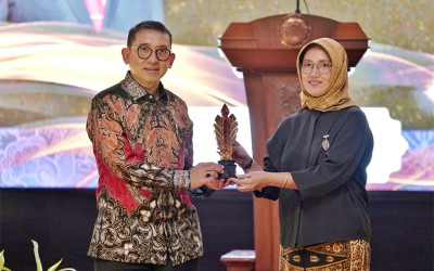 PUI Javanologi UNS Anugerahi Menbud Fadli Zon Praba Nawasena Budaya 2025