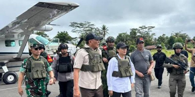 Menhan Sjafrie Sjamsoeddin bersama Mekeu Sri Mulyani Indrawati melakukan kunjungan kerja di Papua, Sabtu (7/6). [astakom/Kemhan]