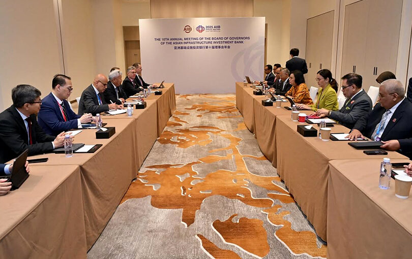 Menkeu Sri Mulyani Indrawati melakukan pertemuan dengan Presiden AIIB Jin Liqun di Beijing, Rabu (25/6). [astakom/Kemenkeu]