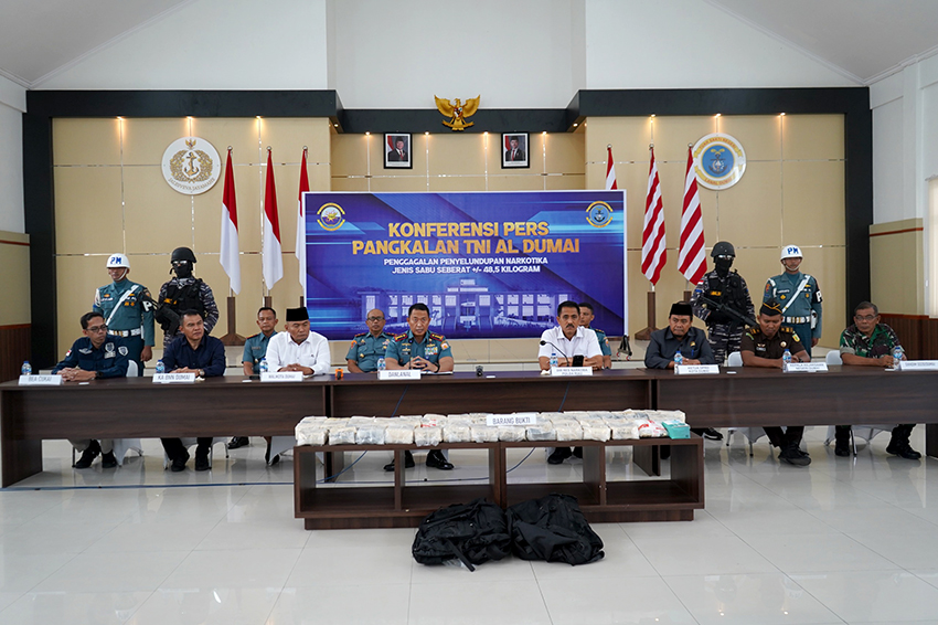 Tim F1QR Lanal Dumai gagalkan penyelundupan 48,54 kg sabu di perairan  Dumai, Selasa (10/6). [astakom/Pen TNI]