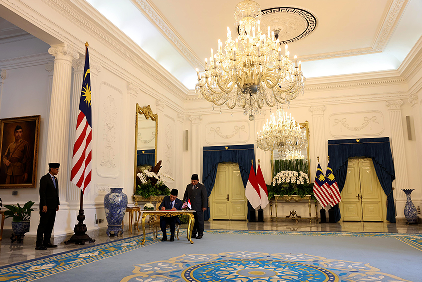 Presiden Prabowo menyambut kunjungan kenegaraan PM Malaysia Anwar Ibrahim, di Istana Merdeka, Jakarta, Kamis (27/6). [Tim Media Presiden]