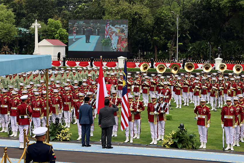 Presiden Prabowo menyambut kunjungan kenegaraan PM Malaysia Anwar Ibrahim, di Istana Merdeka, Jakarta, Kamis (27/6). [Tim Media Presiden]