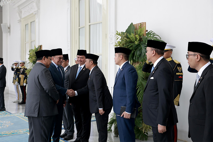 Presiden Prabowo menyambut kunjungan kenegaraan PM Malaysia Anwar Ibrahim, di Istana Merdeka, Jakarta, Kamis (27/6). [Tim Media Presiden]