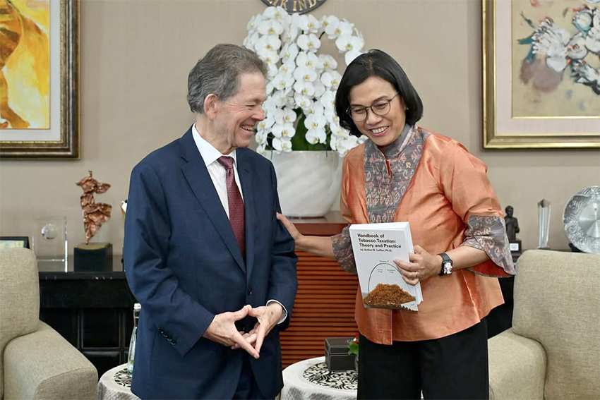 Menkeu Sri Mulyani berdiskusi dengan Dr. Arthur B.Laffer, di Jakarta, Rabu (18/6). [astakom/Kemenkeu]