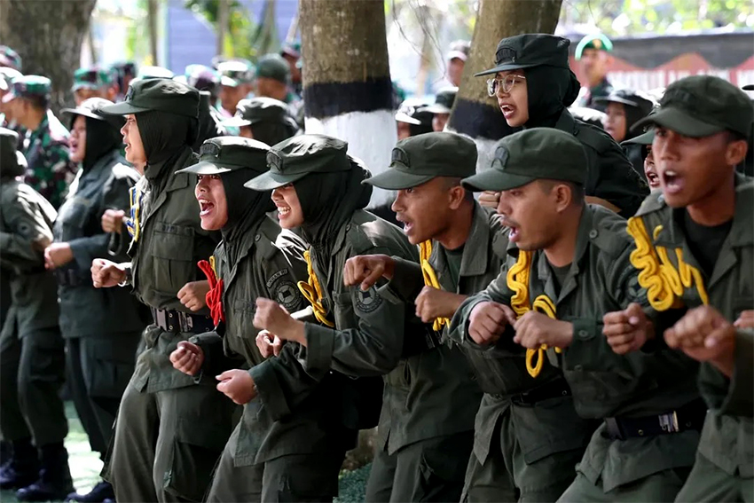 Menhan Sjafrie Sjamsoeddin meninjau pelaksanaan Diksarmil di Rindam Iskandar Muda, Aceh Besar, Selasa (24/6). [astakom/Kemhan]