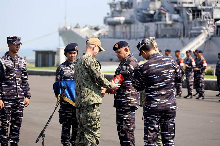 TNI AL latihan bersama USN dan USMC, di Dermaga Madura Koarmada II, Ujung Surabaya. Selasa (24/6). [astakom/Puspen TNI]