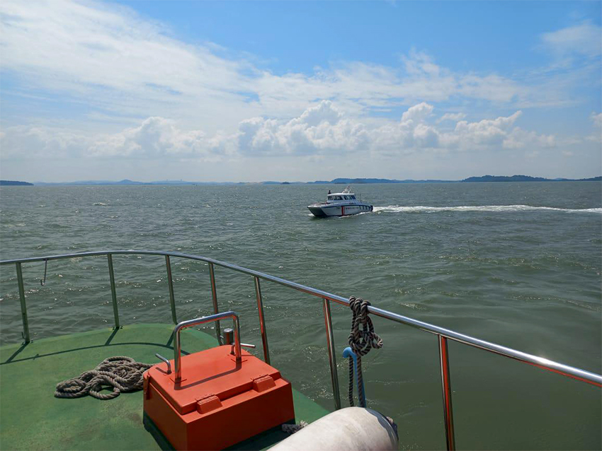 Bakamla RI melakukan pencarian 2 orang korban kapal terbalik, di Perairan Selat Nenek, Batam,